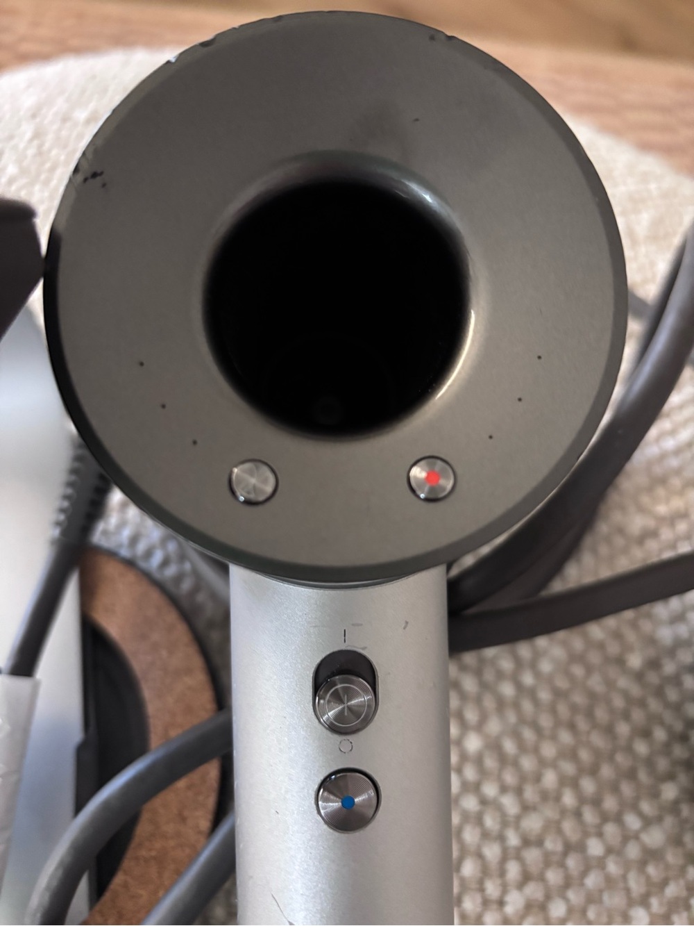 White/Silver Dyson Supersonic Hair Dryer | Magnetic Stand | 2 Attachments - Picture 3 of 15